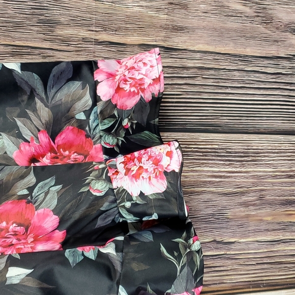 Clara Story Floral Romper - Picture 4 of 8